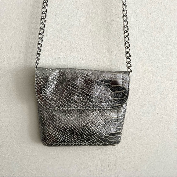 Leather small crossbody bag Banana Republic metallic silver on trend. - Picture 2 of 9